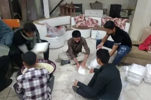 طبخ و توزیع ۲۵۰۰ پرس غذای گرم بین خانواده نیازمند مناطق محروم زاهدان