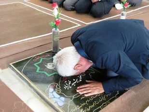 مزار شهدا سید عرب شهرستان درگز در اولین روز از هفته دفاع مقدس غبارروبی و عطرافشانی شد