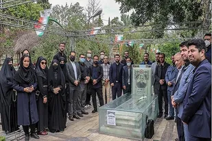 آغاز برنامه&zwnj;های هفته خبرنگار با گلباران قبور شهدای خبرنگار فارس/ تجدید میثاق خبرنگاران فارس با شهدا