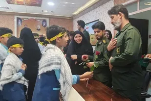 اهدای گل دانش آموزان شهرستان زهک به پاسداران سپاه