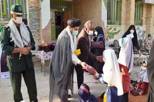 بسته&zwnj;های آموزشی بین دانش آموزان دبستان شهیدان خرمدل محله اسلام آباد جهرم توزیع شد