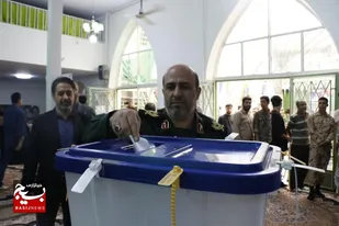 حضور سردار علیرضا حیدرنیا فرمانده سپاه استان البرز پای صندوق رای
