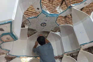 احیای تزئینات سردر عالی&zwnj;قاپوی اردبیل با پیشرفت ۷۰ درصد ادامه دارد