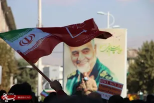 هم خوانی سرود ملی و به اهتزار درآمدن پرچم ایران در کرج