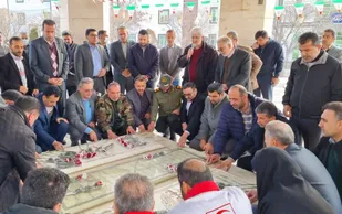 گلباران مزار شهدای فیروزکوه همزمان با آغاز دهه فجر با حضور فرمانده سپاه فیروزکوه