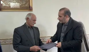 استاندار کرمانشاه با پدر شهیدان سلیمانی و کهریزی دیدار کرد