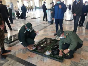 مراسم گلباران مزار شهدا در شهرستان فردوس برگزار شد
