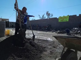 بسیجیان مینابی سقف یک مدرسه را بازسازی کردند