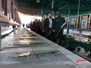غبار روبی مزار شهدا چهارصد دستگاه کرج به مناسبت هفته بسیج+تصاویر