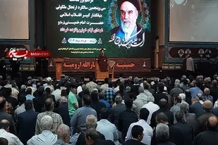 امام خمینی به نظریه ولایت فقیه جامه عمل پوشاند