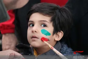 پذیرایی طلاب قمی از مردم در جشن پیروزی تیم ملی فوتبال