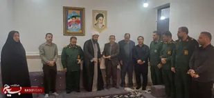 دیدار فرمانده ناحیه مقاومت بسیج هویزه با خانواده معظم شهدا و ایثارگران به مناسبت هفته پرافتخار بسیج