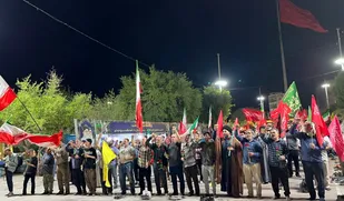 گل&zwnj;باران حماسه/ تقدیر از مردم خرمشهر قهرمان
