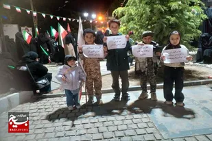 حضور کودکان بهاری با پلاکاردهایی به مناسبت هفته جمعیت در تجمعات شبانه