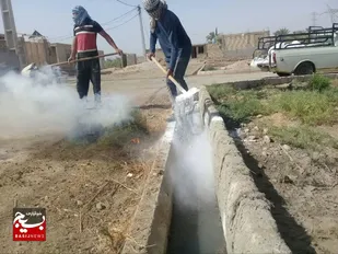 لایروبی و آهک پاشی جوی های روستای وسطانیه به همت گروه جهادی شهید هاشم صالحی در شادگان