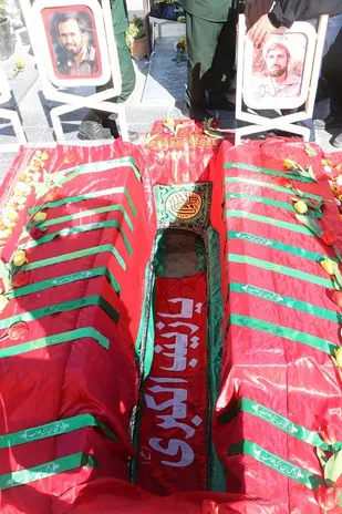 وداع رزمندگان لشکر 14 امام حسین علیه السلام با فرمانده خود در دوران دفاع مقدس