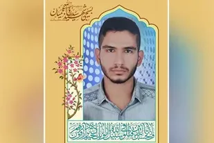 بسیجی ایستاده است تا پرچمِ انقلابِ امام خمینی(ره) را به انقلابِ حضرت مهدی(عج) برساند