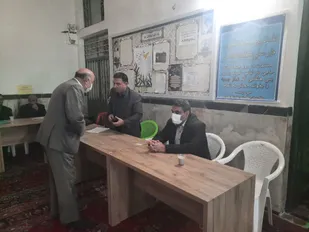 میز خدمت جهادی به مناسبت دهه فجر در مسجد جامع گرمسار برگزار شد