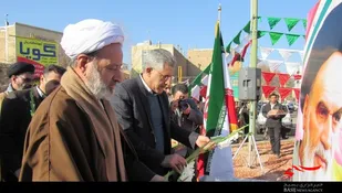 تمثال امام خمینی (ره) در اردستان گلباران شد