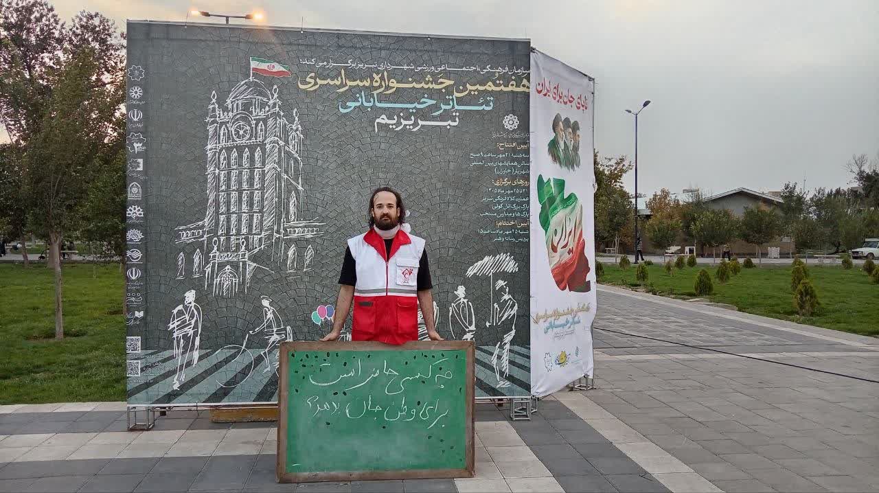 ایران خط قرمز ماست/ هنرمندان صدای ایستادگی ملت هستند