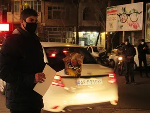 برپائی ایستگاه صلواتی توزیع پلاک و پوستر شهید سلیمانی در نایین