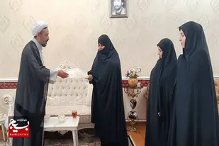 مسئول دفتر نمایندگی ولی فقیه در ناحیه مقاومت بسیج سپاه شاهین&zwnj;دژ با خانواده شهید &laquo;نصرالله داوودی&raquo; دیدار کرد