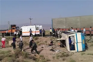 واژگونی مینی بوس در مهریز 10 مصدوم بر جای گذاشت