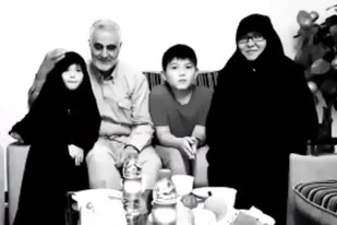 دیدار حاج قاسم سلیمانی با خانواده فرمانده شهید فاطمیون؛ شهید علیرضا توسلی