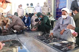 گزارش تصویری از  غبار روبی قبور شهدا گمنام بمناسبت دهه فجر درجزیره بوموسی