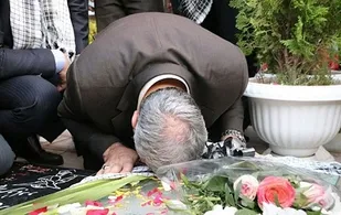 ادای احترام وزیر بهداشت به مقام شامخ شهید سلیمانی