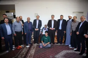 دیدار استاندار مرکزی با خانواده شهید محمدحسین جلولی