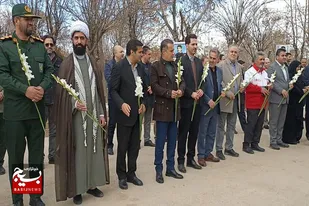 عطرافشانی و غبار روبی مزار شهدای شهر رزن به مناسبت&nbsp; دهه فجر