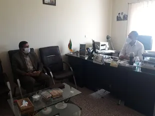 جلسه رییس شورای اسلامی و دهیار روستای بیابانک با مدیر توزیع برق شهرستان سرخه