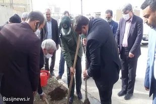 کاشت نهال با حضور مسئولین فامنین به یاد شهدا