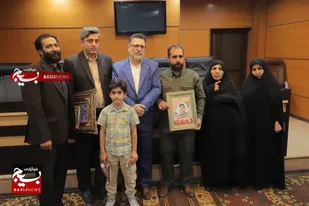 اهدای چفیه امام خامنه&zwnj;ای به بازیگر نقش شهید عجمیان