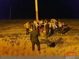 یک کشته و ۲ زخمی در پی برخورد خودروی تیبا با تیرک چراغ برق