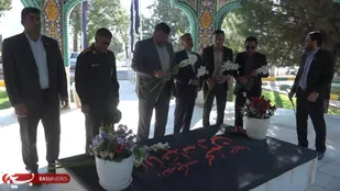 ادای احترام رئیس مرکز وکلای قوه قضائیه کشور به شهید گمنام سپاه فتح و تیپ ۴۸ فتح