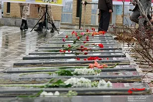 مراسم عطر افشانی و غبار روبی گلزرار شهدای شهرستان آشتیان برگزار شد