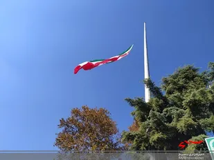 اهتزاز پرچم ایران در قدمگاه ۲۱ هزار شهید + تصاویر