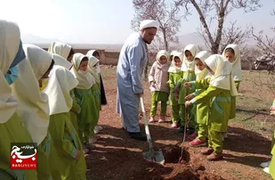 آیین کاشت نهال با حضور دانش آموزان وردنجان