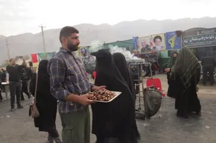پذیرایی موکب بسیج مهندسین صنعت و معدن کازرون از راهپیمایان جاماندگان اربعین حسینی