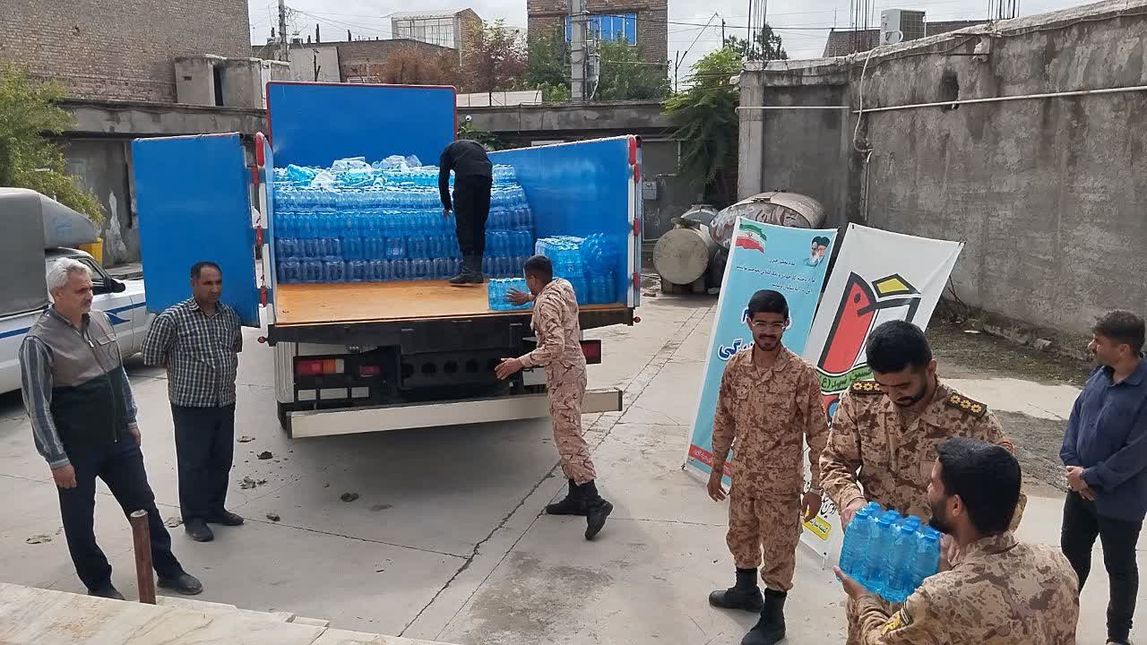 نذر آب به بار نشست و بیست هزار بطری آب شرب به جنوب کشور ارسال شد نذر آب به بار نشست و بیست هزار بطری آب شرب به جنوب کشور ارسال شد