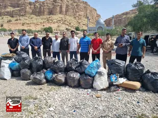 پاکسازی محیط امام زاده محمدبن زید (ع) توسط بسیجیان گتوند
