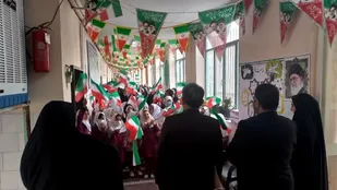 نواختن زنگ انقلاب در دبستان دخترانه اسلامیه /نقالی خوانی انقلاب و اجرای تئاتر قوی