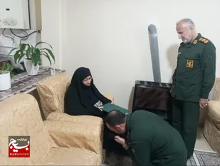 دیدار فرمانده سپاه قدس گیلان با خانواده شهید حنیف بهبودی