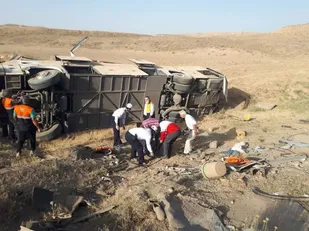 امدادرسانی هلال احمر زنجان به مصدومان واژگونی اتوبوس در آزادراه زنجان &ndash; تبریز