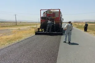 اجرای آسفالت حفاظتی نوین برای اولین بار در راه&zwnj;های شریانی استان همدان