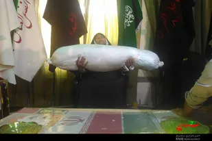 پیکر مطهر شهید &laquo;سهرابلویی&raquo; در آغوش مادرش