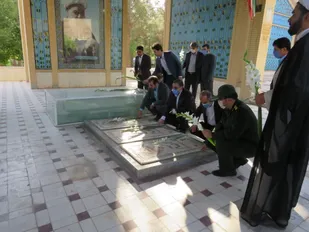 قبور مطهر شهدای شهرستان تفت عطرافشانی وغبار روبی شد