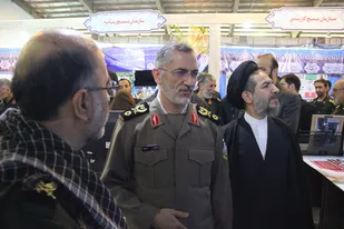 بازدید رییس دفتر نظامی فرمانده معظم کل قوا از نمایشگاه دستاوردهای 5 سال اخیر بسیج